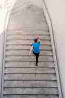 Foto gratuita joven practicando entrenamiento de intervalo en las escaleras