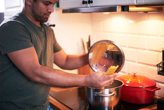 Foto gratuita joven preparando platos deliciosos