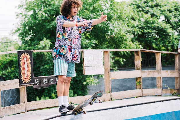 Joven preparándose para andar en patineta