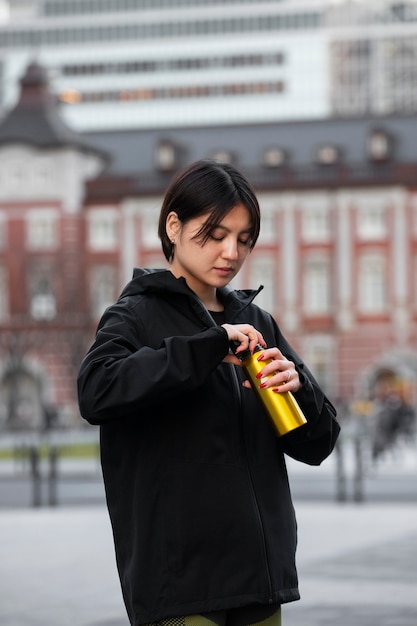 Joven preparándose para hacer deporte por la noche