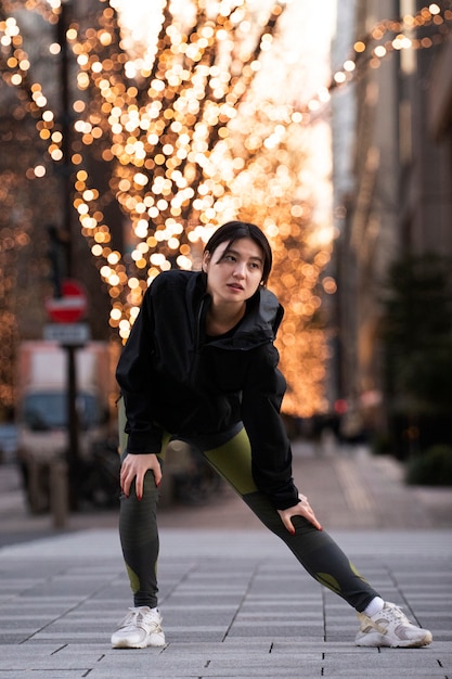 Foto gratuita joven preparándose para hacer deporte por la noche