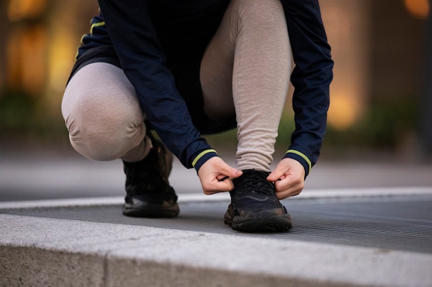 Joven preparándose para hacer deporte por la noche