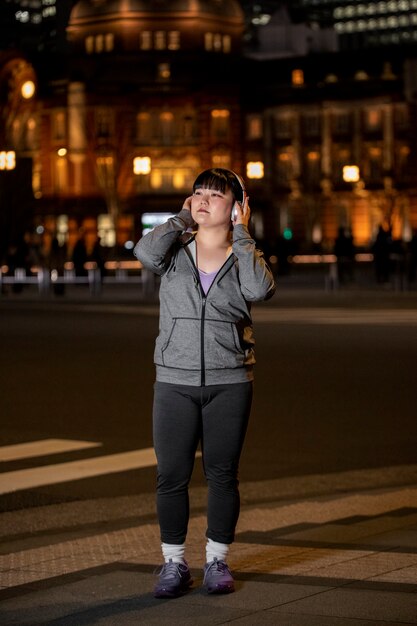 Joven preparándose para hacer deporte por la noche