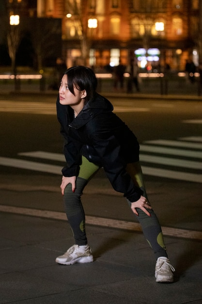 Joven preparándose para hacer deporte por la noche