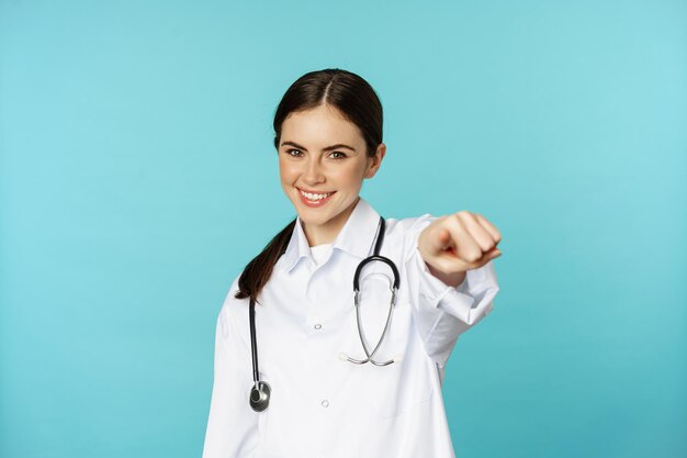 Joven profesional médico trabajador médico mostrando bien ok cero gesto y sonriendo satisfecho re...