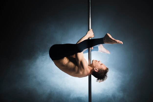 Joven profesional realizando una pole dance