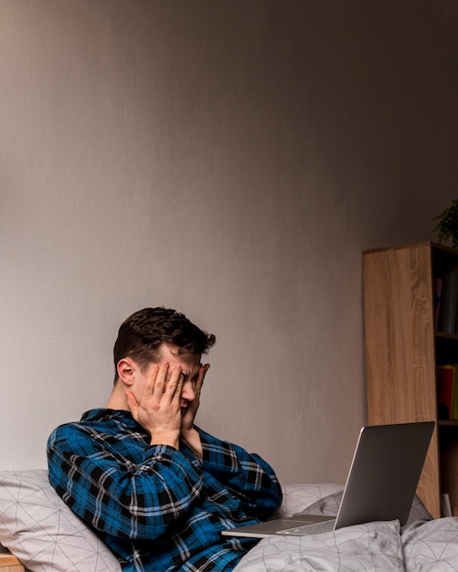 Joven profesional trabajando desde casa por la noche