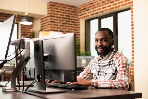 Joven profesional trabajando en una computadora de escritorio