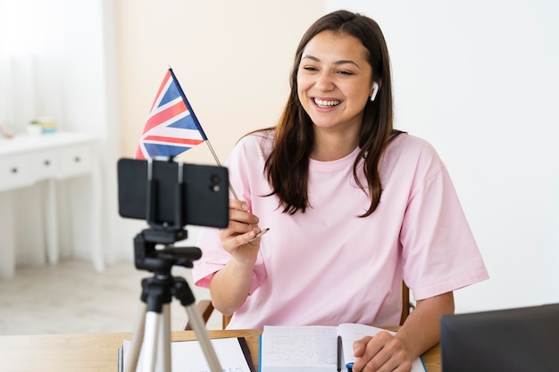 Joven profesora de inglés haciendo su clase online