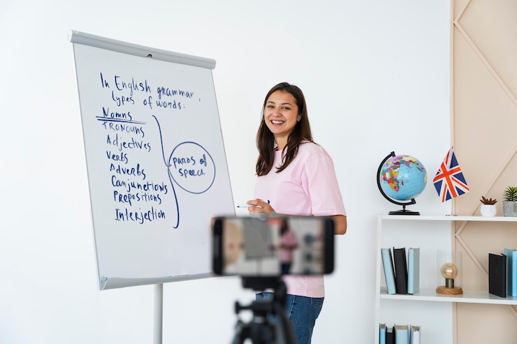 Foto gratuito joven profesora de inglés haciendo sus lecciones online