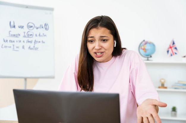 Joven profesora de inglés haciendo sus lecciones online