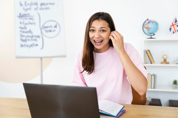 Joven profesora de inglés haciendo sus lecciones online