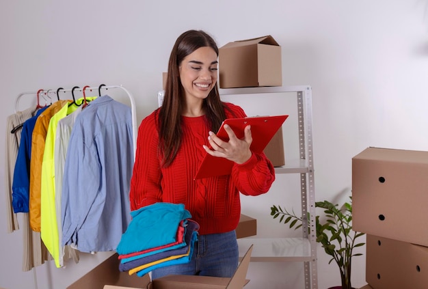 Joven propietaria de una pequeña empresa empacando productos en cajas preparándolos para la entrega Mujeres empacando paquetes con sus productos que vende en línea