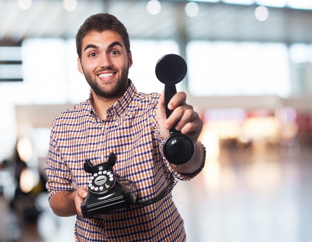 joven que ofrece la telefonía