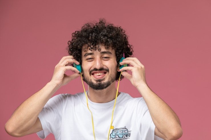 Foto gratuito joven quitándose los auriculares