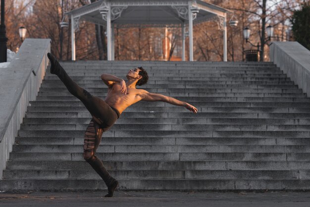 Joven realizando ballet al aire libre