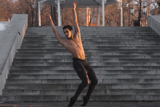 Foto gratuita joven realizando ballet delante de las escaleras