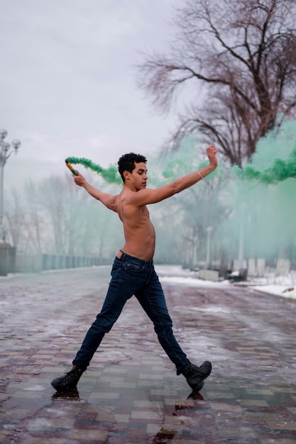 Joven realizando ballet con polvo de color