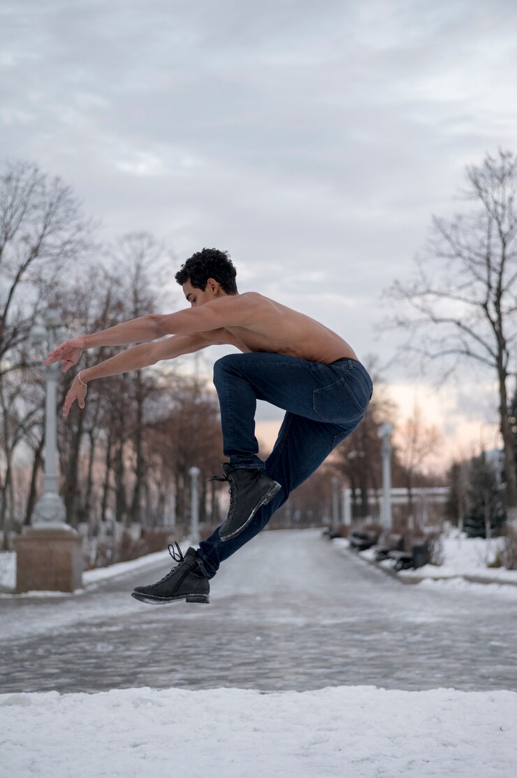 Foto gratuito joven realizando ballet