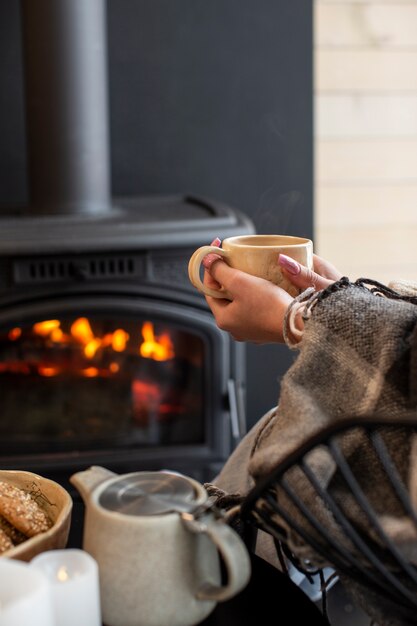 Joven relajándose con café caliente