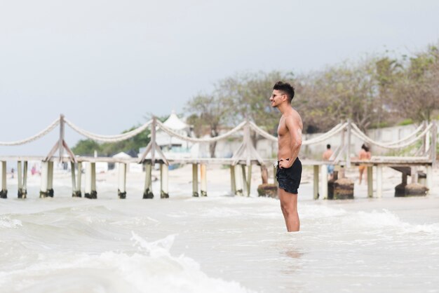 Joven relajante en la playa