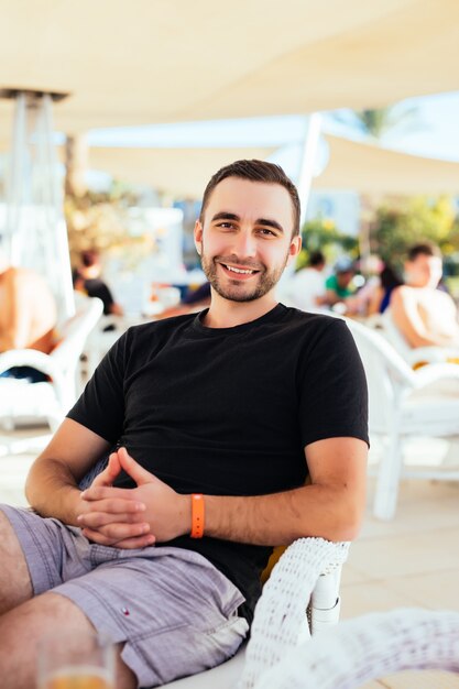 Joven relajarse en el café al aire libre.