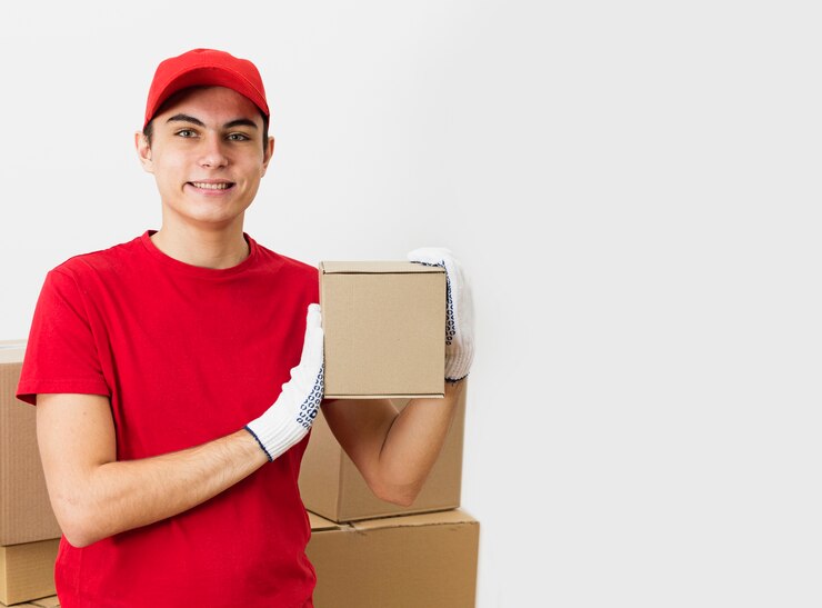 Foto gratuito joven repartidor llevando paquetes