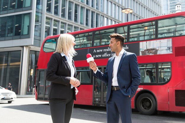 Joven reportero tomando una entrevista