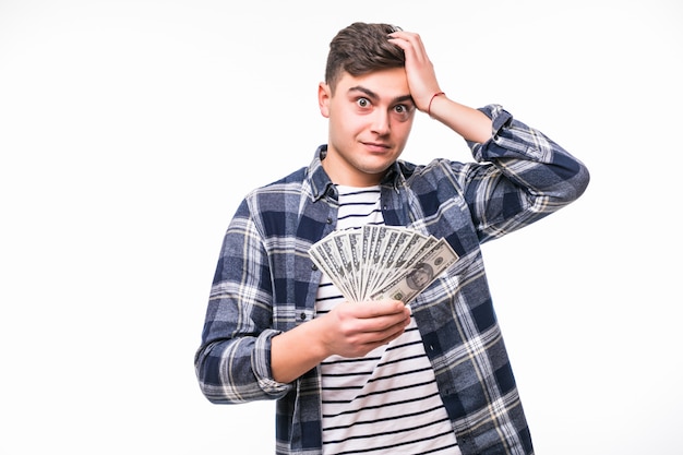 Joven rico en camiseta casual con abanico de billetes de un dólar