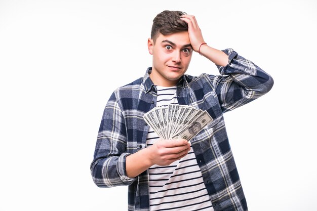 Joven rico en camiseta casual con abanico de billetes de un dólar