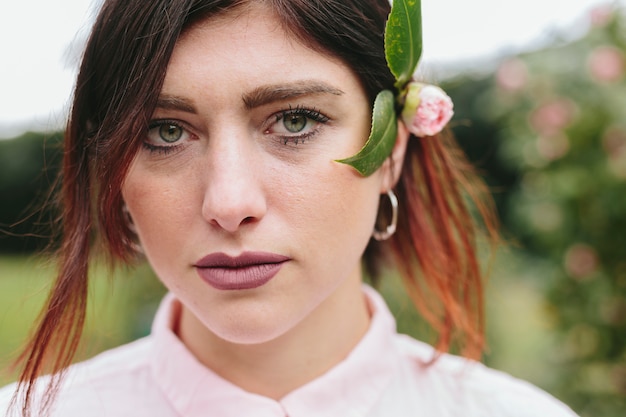 Joven romántica con flores en el pelo.