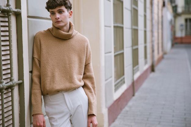 Joven en ropa casual con espacio de copia