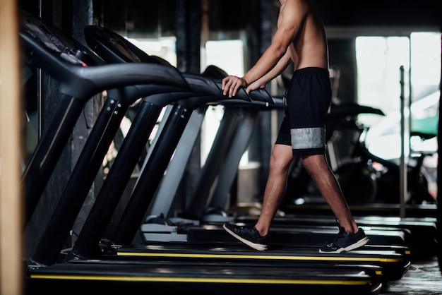 Joven en ropa deportiva una clase de ejercicios en un gimnasio