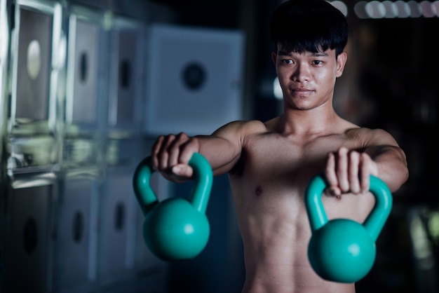 Joven en ropa deportiva una clase de ejercicios en un gimnasio