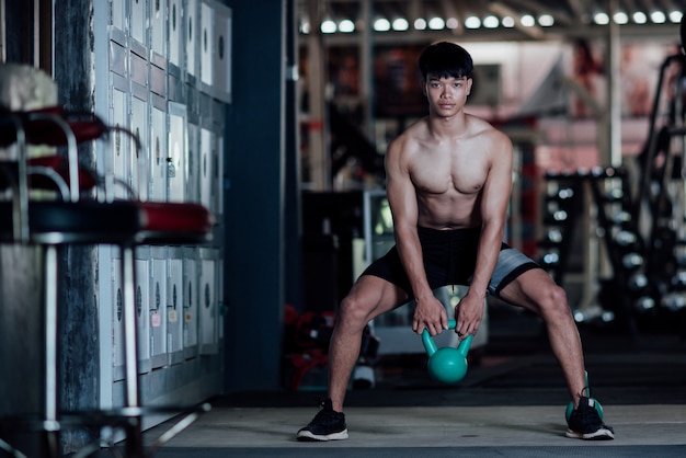 Joven en ropa deportiva una clase de ejercicios en un gimnasio