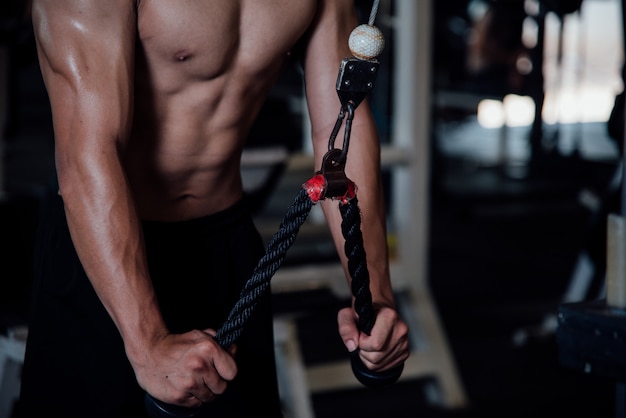 Joven en ropa deportiva una clase de ejercicios en un gimnasio