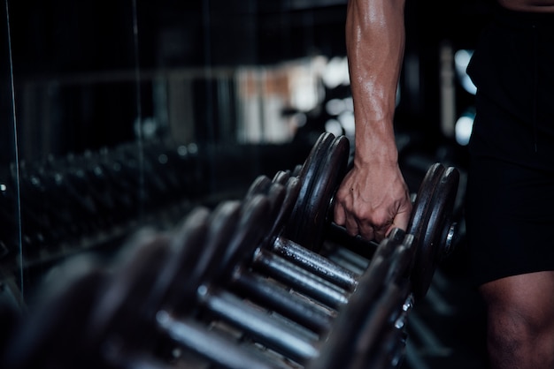 Joven en ropa deportiva una clase de ejercicios en un gimnasio