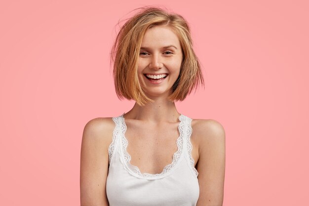 Joven rubia con cabello desordenado