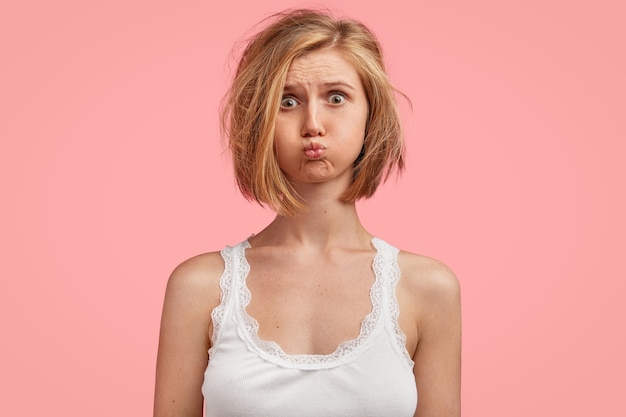 Joven rubia con cabello desordenado