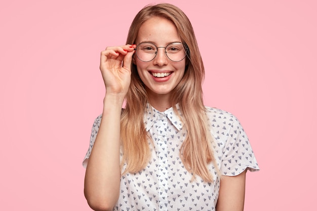 Joven rubia en camisa con patrón