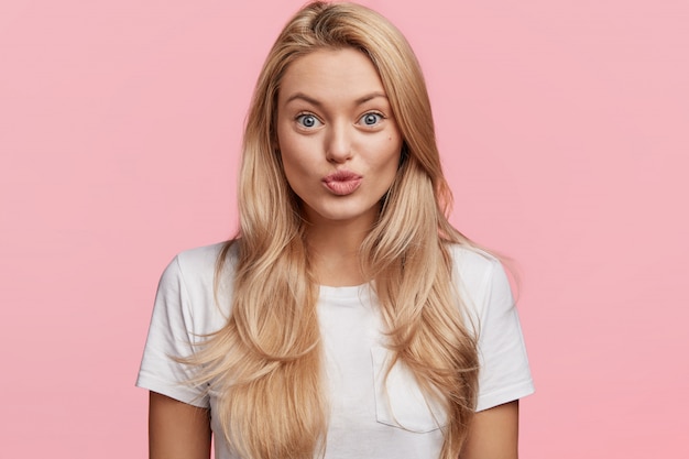 Joven rubia con camiseta blanca