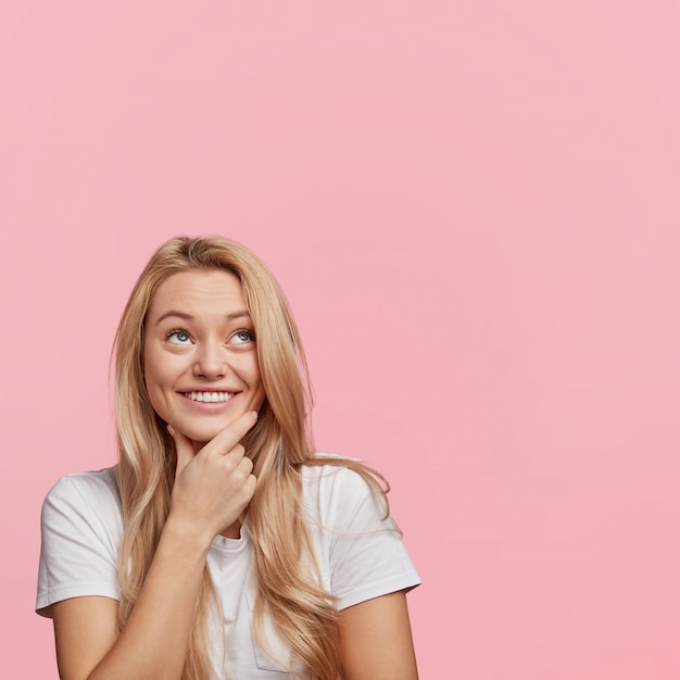 Joven rubia con camiseta blanca