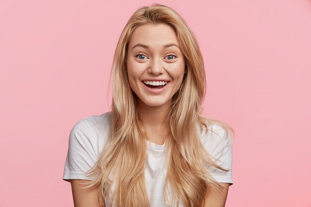 Joven rubia con camiseta blanca