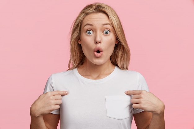 Joven rubia con camiseta blanca