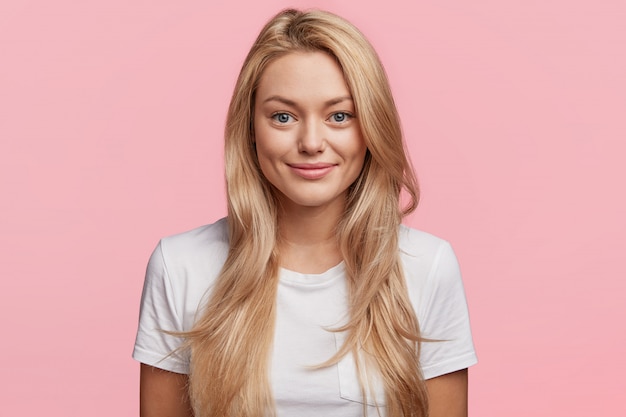 Joven rubia con camiseta blanca