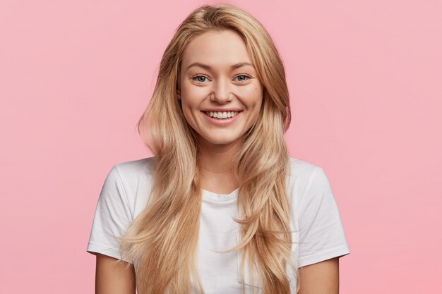 Joven rubia con camiseta blanca