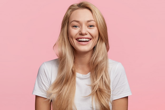 Joven rubia con camiseta blanca