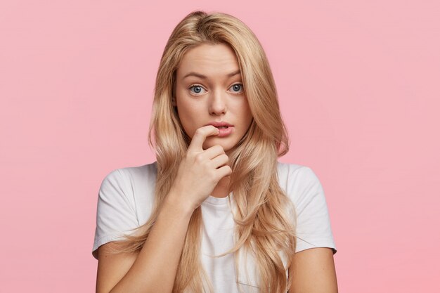 Joven rubia con camiseta blanca