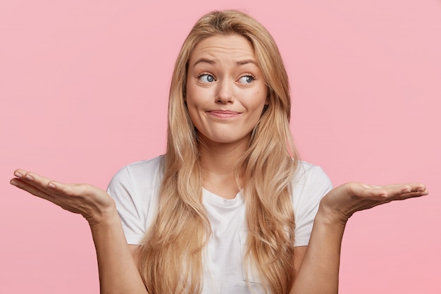 Joven rubia con camiseta blanca