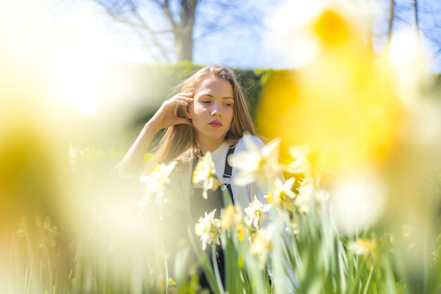 Joven rubia caucásica posando para la cámara bajo la luz del sol en la ciudad de Pamplona